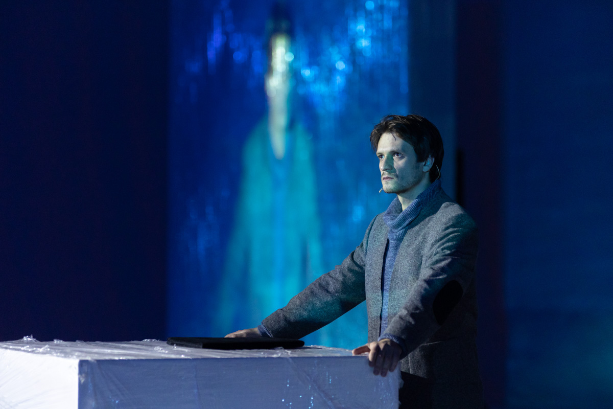 Посетившие предварительную экскурсию блогеры признавались в любви Достоевскому, по случаю премьеры местные заведения ввели в меню новые позиции… «Смешных человечков» от ТТ «Завод» ждали все. Спектакль позиционировался как добрая история от совсем не депрессивного писателя. Каким он получился на самом деле — рассказываем и показываем в материале.