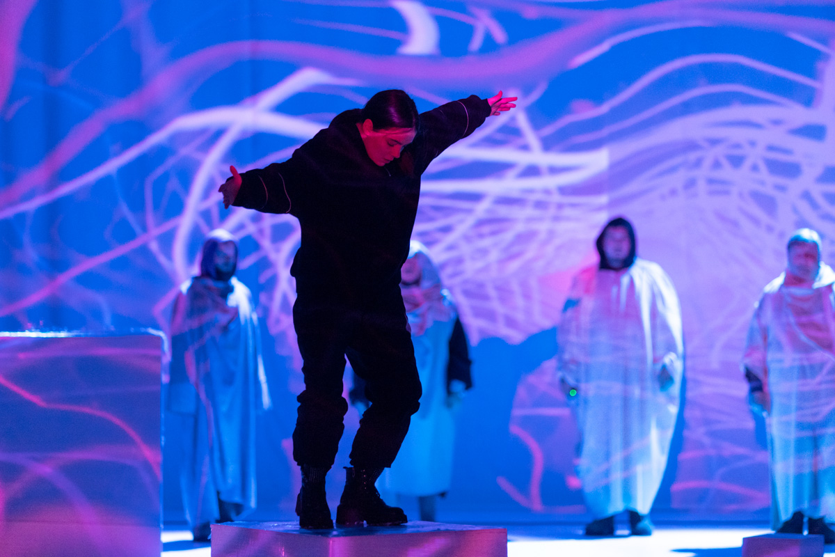 Посетившие предварительную экскурсию блогеры признавались в любви Достоевскому, по случаю премьеры местные заведения ввели в меню новые позиции… «Смешных человечков» от ТТ «Завод» ждали все. Спектакль позиционировался как добрая история от совсем не депрессивного писателя. Каким он получился на самом деле — рассказываем и показываем в материале.