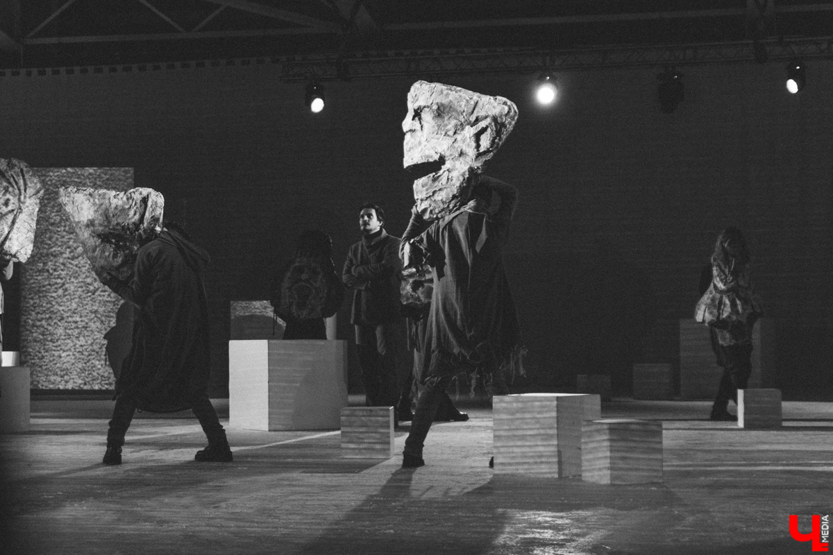 Посетившие предварительную экскурсию блогеры признавались в любви Достоевскому, по случаю премьеры местные заведения ввели в меню новые позиции… «Смешных человечков» от ТТ «Завод» ждали все. Спектакль позиционировался как добрая история от совсем не депрессивного писателя. Каким он получился на самом деле — рассказываем и показываем в материале.