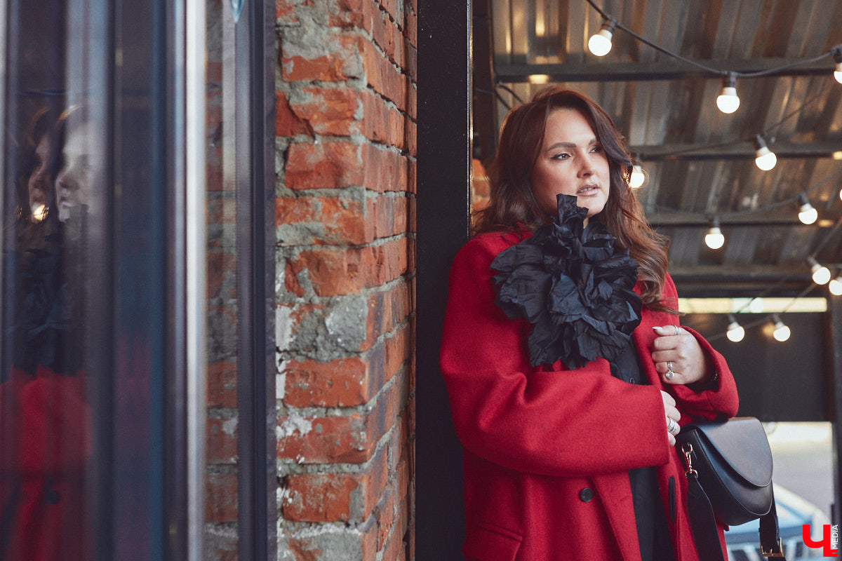 Ольга Натуральнова признается: рамки и границы в формировании гардероба – это не про нее. Она смело экспериментирует, предпочитает многослойность и интересные акценты. Для сегодняшней фотосессии наша героиня выбрала четыре абсолютно разных стиля.