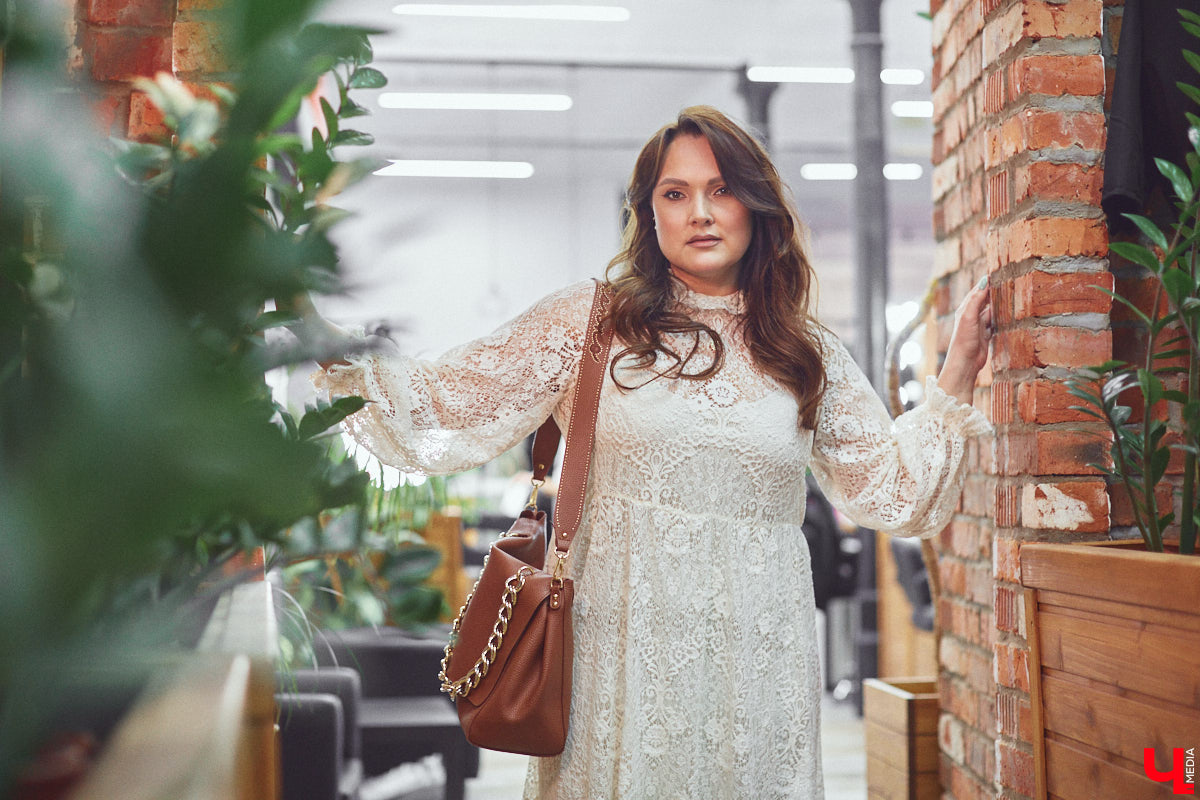 Ольга Натуральнова признается: рамки и границы в формировании гардероба – это не про нее. Она смело экспериментирует, предпочитает многослойность и интересные акценты. Для сегодняшней фотосессии наша героиня выбрала четыре абсолютно разных стиля.