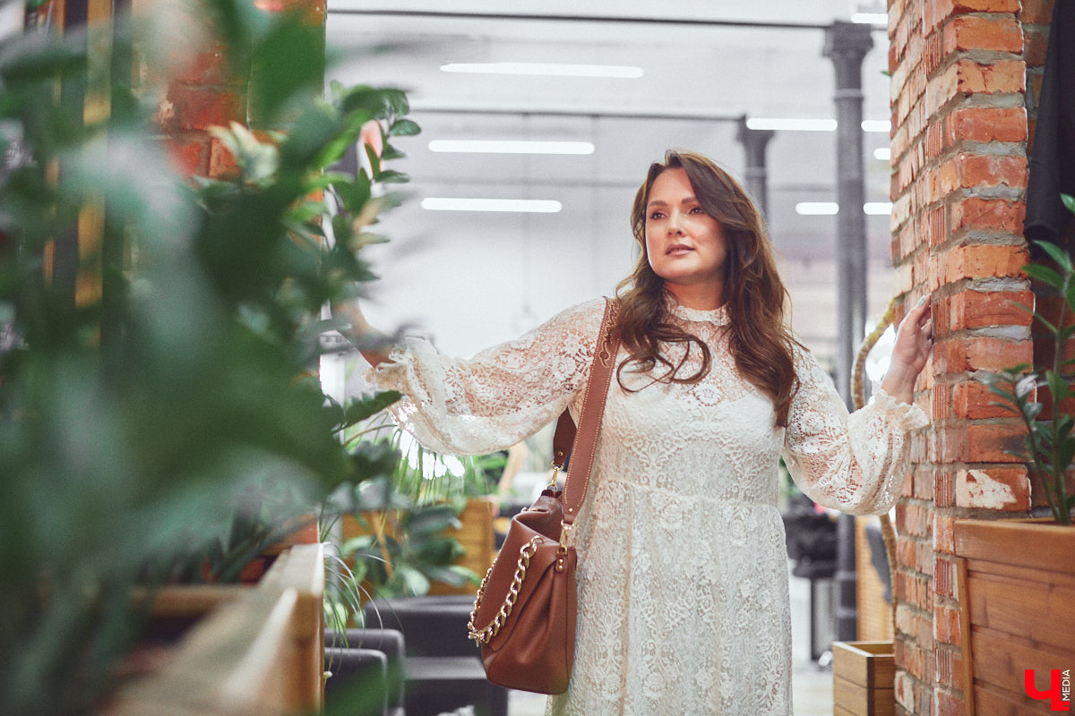 Ольга Натуральнова признается: рамки и границы в формировании гардероба – это не про нее. Она смело экспериментирует, предпочитает многослойность и интересные акценты. Для сегодняшней фотосессии наша героиня выбрала четыре абсолютно разных стиля.