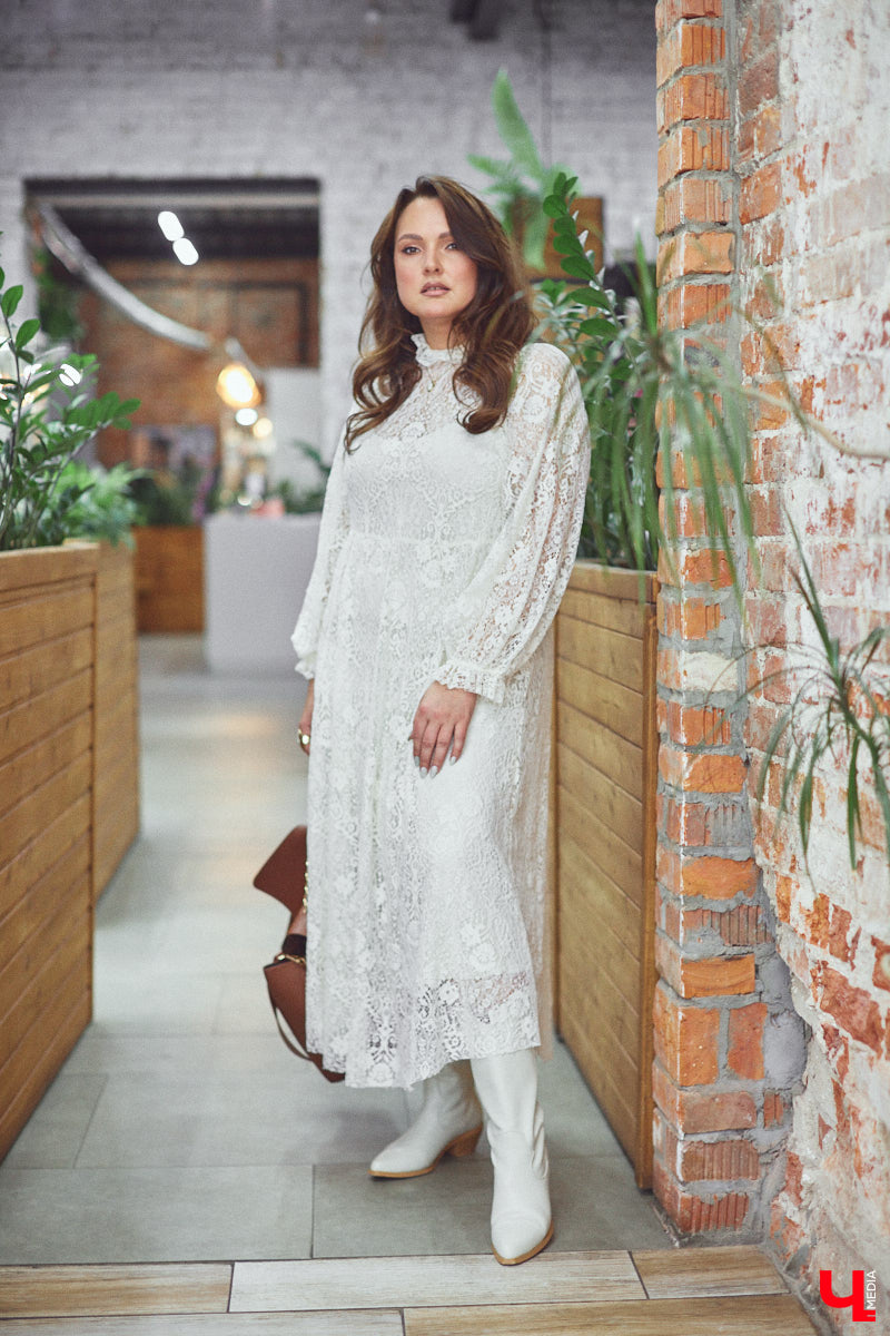 Ольга Натуральнова признается: рамки и границы в формировании гардероба – это не про нее. Она смело экспериментирует, предпочитает многослойность и интересные акценты. Для сегодняшней фотосессии наша героиня выбрала четыре абсолютно разных стиля.