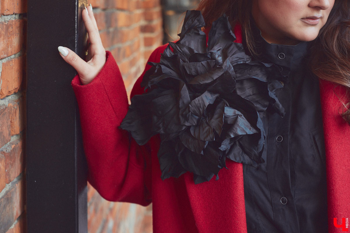 Ольга Натуральнова признается: рамки и границы в формировании гардероба – это не про нее. Она смело экспериментирует, предпочитает многослойность и интересные акценты. Для сегодняшней фотосессии наша героиня выбрала четыре абсолютно разных стиля.