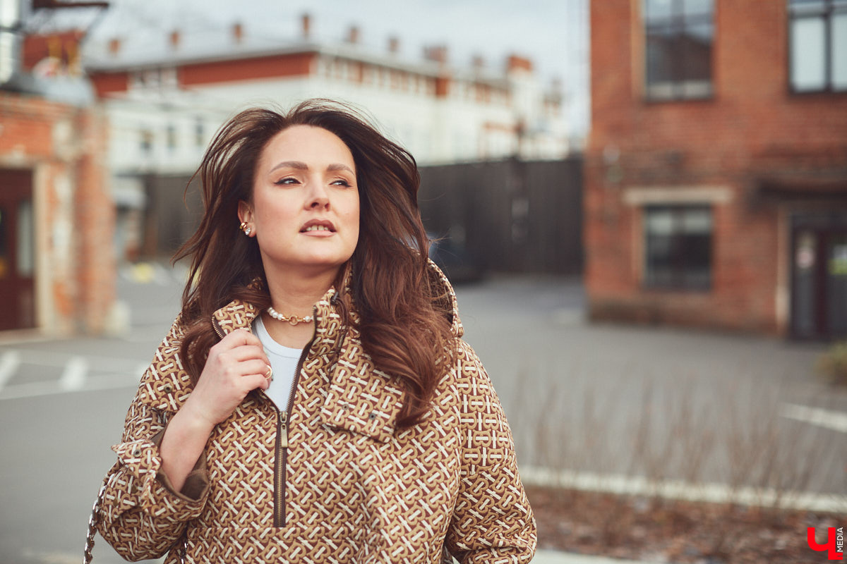 Ольга Натуральнова признается: рамки и границы в формировании гардероба – это не про нее. Она смело экспериментирует, предпочитает многослойность и интересные акценты. Для сегодняшней фотосессии наша героиня выбрала четыре абсолютно разных стиля.