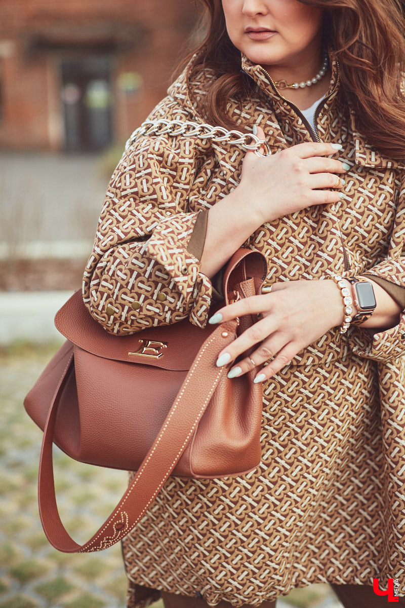 Ольга Натуральнова признается: рамки и границы в формировании гардероба – это не про нее. Она смело экспериментирует, предпочитает многослойность и интересные акценты. Для сегодняшней фотосессии наша героиня выбрала четыре абсолютно разных стиля.