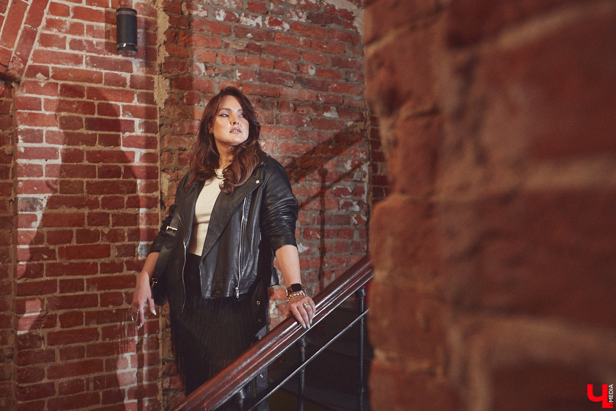 Ольга Натуральнова признается: рамки и границы в формировании гардероба – это не про нее. Она смело экспериментирует, предпочитает многослойность и интересные акценты. Для сегодняшней фотосессии наша героиня выбрала четыре абсолютно разных стиля.