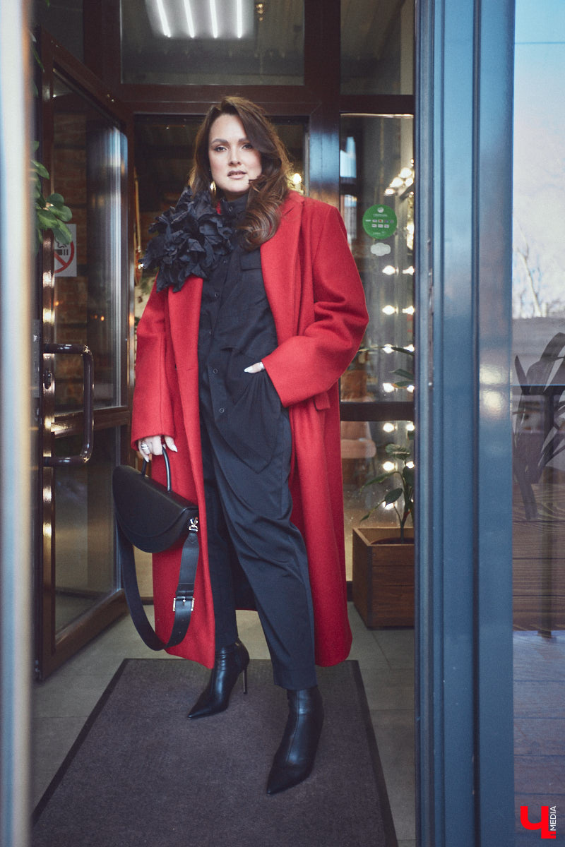 Ольга Натуральнова признается: рамки и границы в формировании гардероба – это не про нее. Она смело экспериментирует, предпочитает многослойность и интересные акценты. Для сегодняшней фотосессии наша героиня выбрала четыре абсолютно разных стиля.