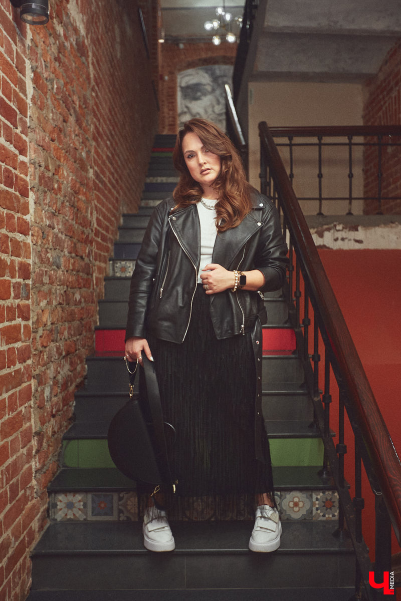 Ольга Натуральнова признается: рамки и границы в формировании гардероба – это не про нее. Она смело экспериментирует, предпочитает многослойность и интересные акценты. Для сегодняшней фотосессии наша героиня выбрала четыре абсолютно разных стиля.