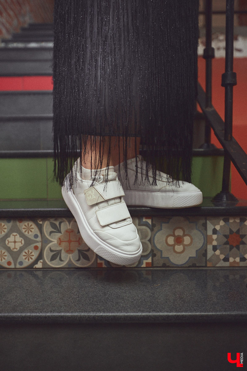 Ольга Натуральнова признается: рамки и границы в формировании гардероба – это не про нее. Она смело экспериментирует, предпочитает многослойность и интересные акценты. Для сегодняшней фотосессии наша героиня выбрала четыре абсолютно разных стиля.