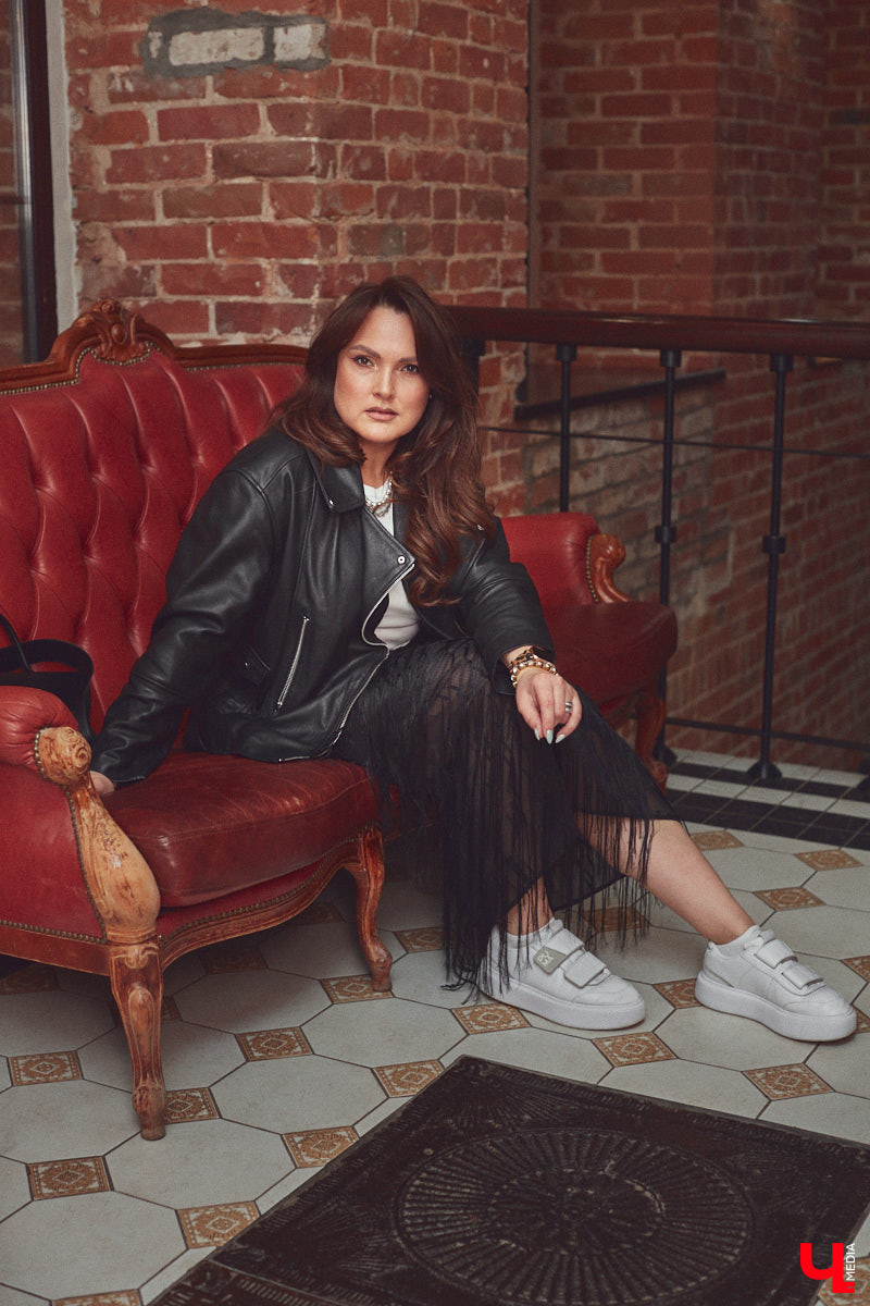 Ольга Натуральнова признается: рамки и границы в формировании гардероба – это не про нее. Она смело экспериментирует, предпочитает многослойность и интересные акценты. Для сегодняшней фотосессии наша героиня выбрала четыре абсолютно разных стиля.