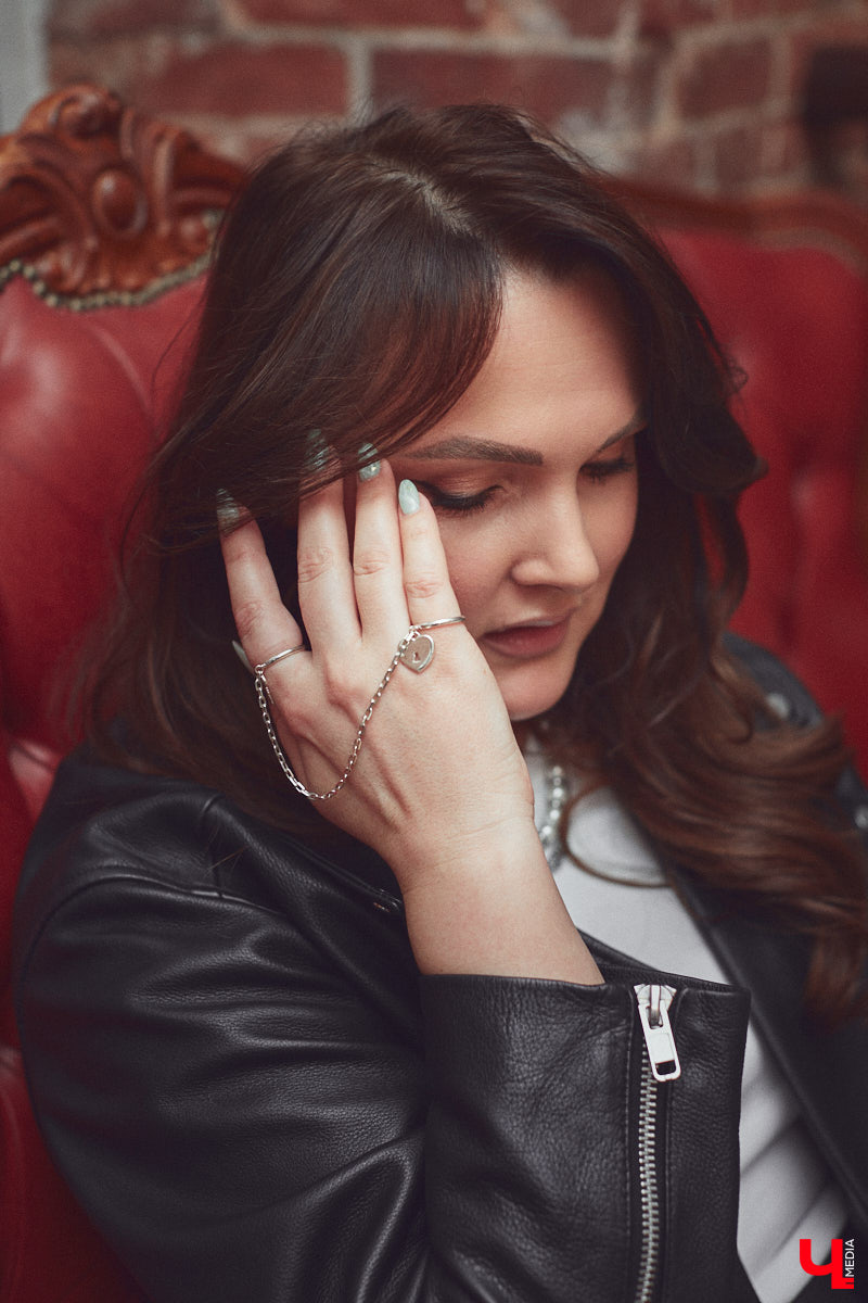 Ольга Натуральнова признается: рамки и границы в формировании гардероба – это не про нее. Она смело экспериментирует, предпочитает многослойность и интересные акценты. Для сегодняшней фотосессии наша героиня выбрала четыре абсолютно разных стиля.