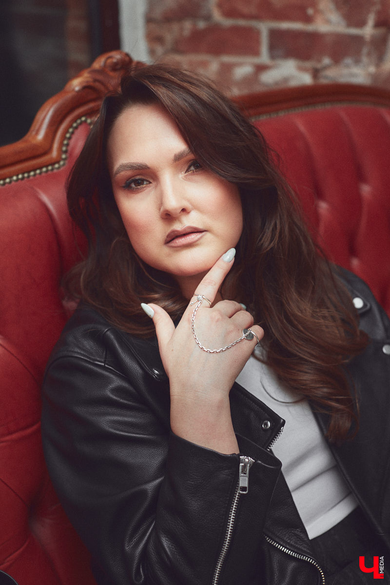 Ольга Натуральнова признается: рамки и границы в формировании гардероба – это не про нее. Она смело экспериментирует, предпочитает многослойность и интересные акценты. Для сегодняшней фотосессии наша героиня выбрала четыре абсолютно разных стиля.