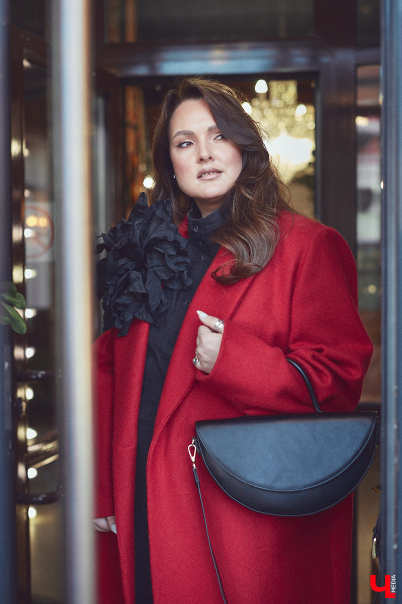 Ольга Натуральнова признается: рамки и границы в формировании гардероба – это не про нее. Она смело экспериментирует, предпочитает многослойность и интересные акценты. Для сегодняшней фотосессии наша героиня выбрала четыре абсолютно разных стиля.