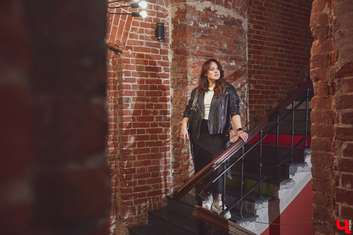 Ольга Натуральнова признается: рамки и границы в формировании гардероба – это не про нее. Она смело экспериментирует, предпочитает многослойность и интересные акценты. Для сегодняшней фотосессии наша героиня выбрала четыре абсолютно разных стиля.