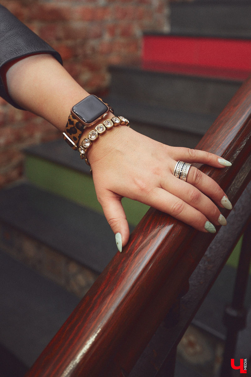 Ольга Натуральнова признается: рамки и границы в формировании гардероба – это не про нее. Она смело экспериментирует, предпочитает многослойность и интересные акценты. Для сегодняшней фотосессии наша героиня выбрала четыре абсолютно разных стиля.