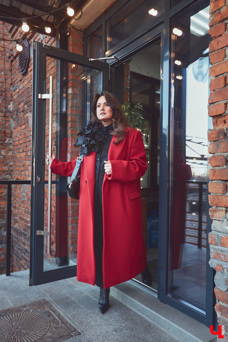 Ольга Натуральнова признается: рамки и границы в формировании гардероба – это не про нее. Она смело экспериментирует, предпочитает многослойность и интересные акценты. Для сегодняшней фотосессии наша героиня выбрала четыре абсолютно разных стиля.