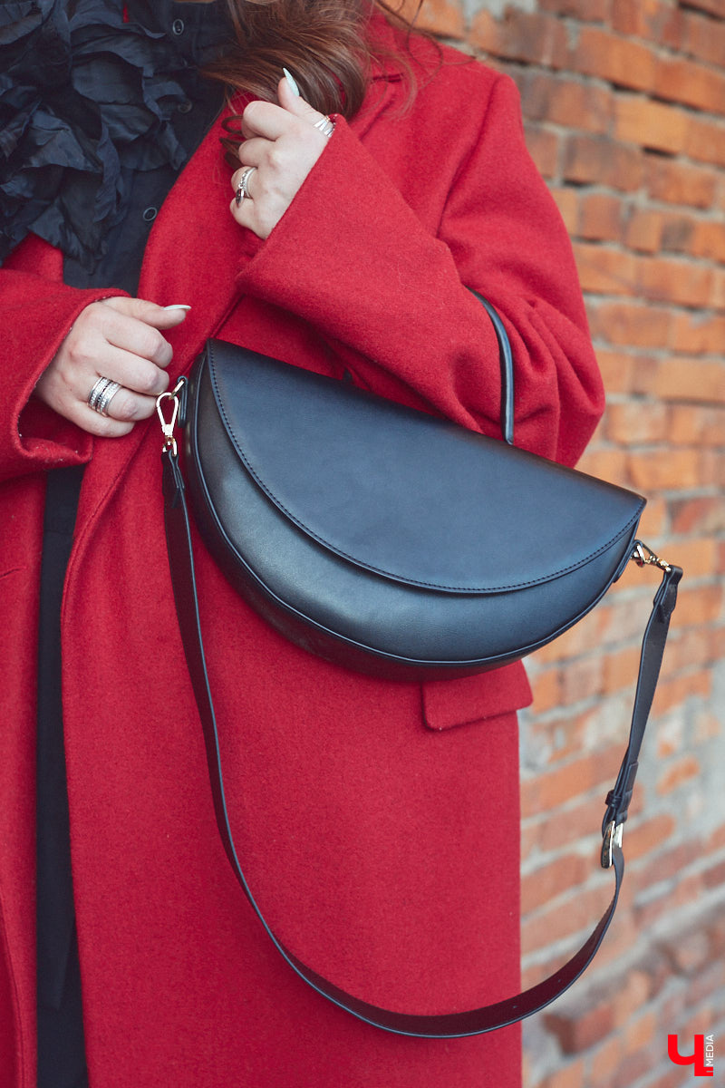 Ольга Натуральнова признается: рамки и границы в формировании гардероба – это не про нее. Она смело экспериментирует, предпочитает многослойность и интересные акценты. Для сегодняшней фотосессии наша героиня выбрала четыре абсолютно разных стиля.