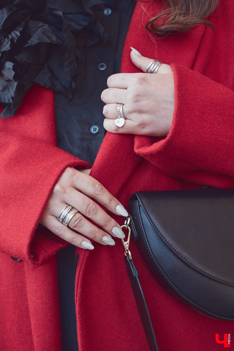 Ольга Натуральнова признается: рамки и границы в формировании гардероба – это не про нее. Она смело экспериментирует, предпочитает многослойность и интересные акценты. Для сегодняшней фотосессии наша героиня выбрала четыре абсолютно разных стиля.