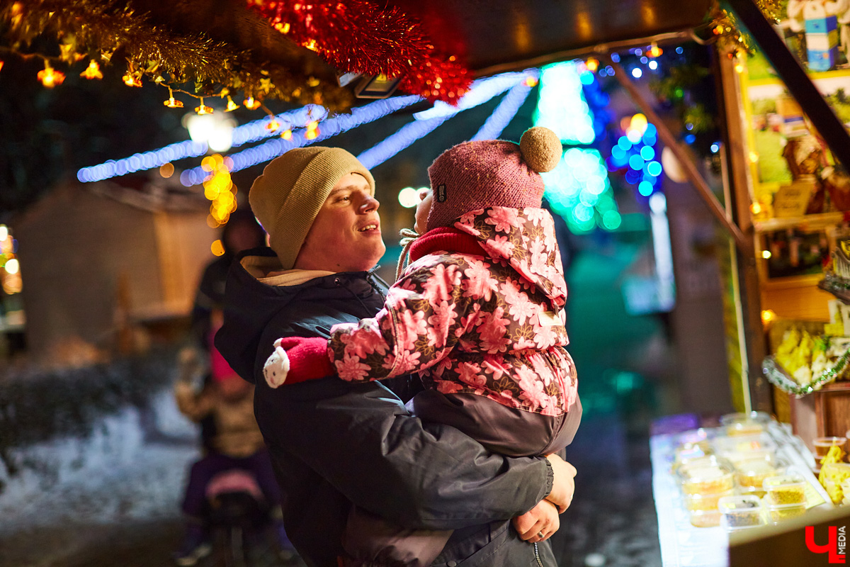 По городским пабликам во «ВКонтакте» гуляют фотографии новогодних украшений, появляющихся на улицах Владимира: ёлка возле ЦУМа, дерево из серебристых лент на Садовой площади, огоньки над Большой Московской… Начало положено. Как областной центр преобразится к наступлению 2023-го? Раскинется ли на Соборной площади традиционная Рождественская ярмарка? Ищем ответы в материале.