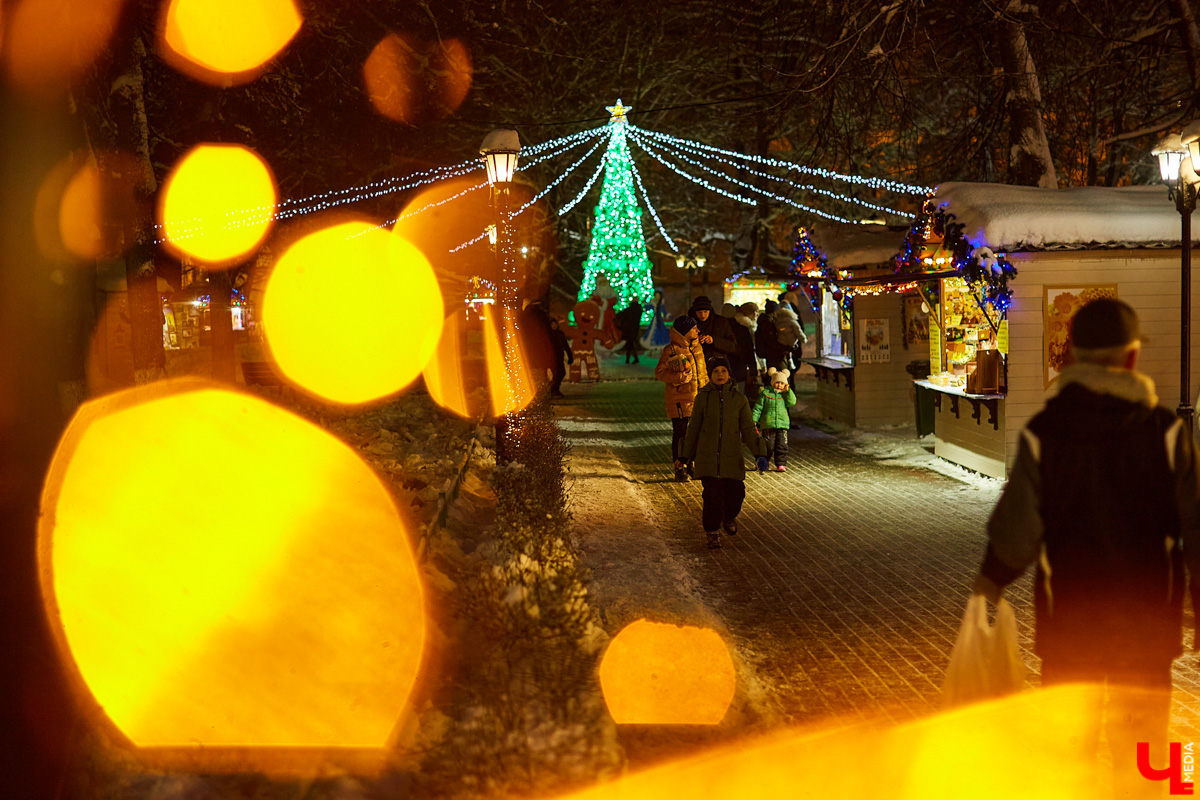 По городским пабликам во «ВКонтакте» гуляют фотографии новогодних украшений, появляющихся на улицах Владимира: ёлка возле ЦУМа, дерево из серебристых лент на Садовой площади, огоньки над Большой Московской… Начало положено. Как областной центр преобразится к наступлению 2023-го? Раскинется ли на Соборной площади традиционная Рождественская ярмарка? Ищем ответы в материале.