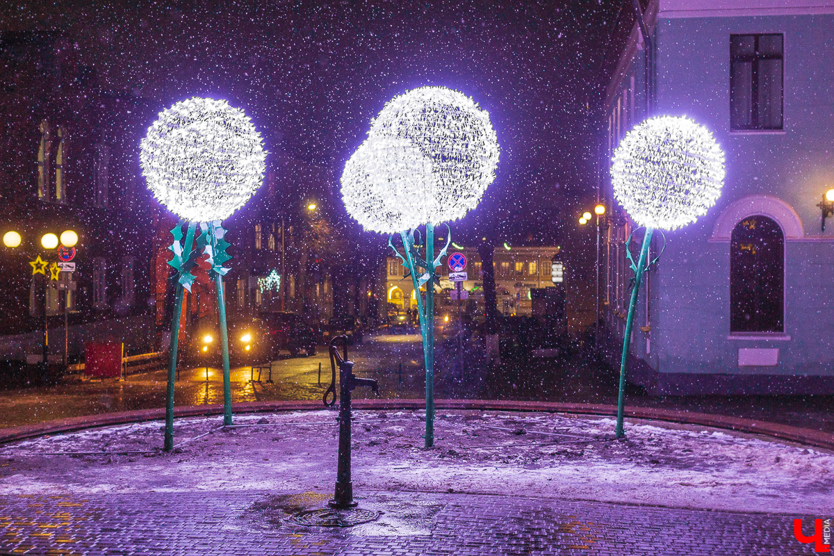 По городским пабликам во «ВКонтакте» гуляют фотографии новогодних украшений, появляющихся на улицах Владимира: ёлка возле ЦУМа, дерево из серебристых лент на Садовой площади, огоньки над Большой Московской… Начало положено. Как областной центр преобразится к наступлению 2023-го? Раскинется ли на Соборной площади традиционная Рождественская ярмарка? Ищем ответы в материале.