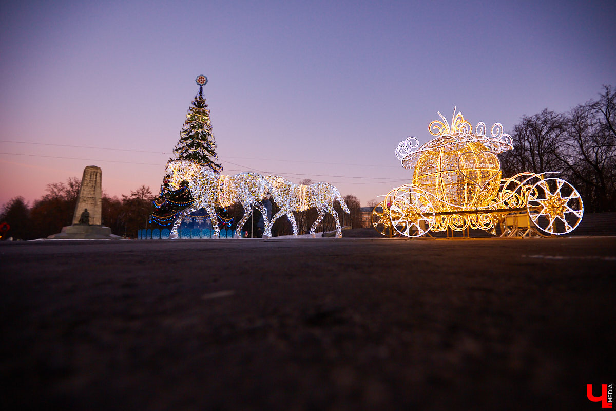По городским пабликам во «ВКонтакте» гуляют фотографии новогодних украшений, появляющихся на улицах Владимира: ёлка возле ЦУМа, дерево из серебристых лент на Садовой площади, огоньки над Большой Московской… Начало положено. Как областной центр преобразится к наступлению 2023-го? Раскинется ли на Соборной площади традиционная Рождественская ярмарка? Ищем ответы в материале.