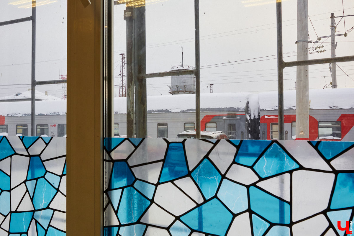 Владимирские власти настаивают на изменении цвета вентфасадов, использующихся в облицовке здания вокзала, чтобы они максимально были похожи на известняк. Градозащитницы убеждены – лучше оригинала быть не может ничего! А реконструкция должна быть на уровне не ниже суздальского ГТК. Рассказываем, почему.