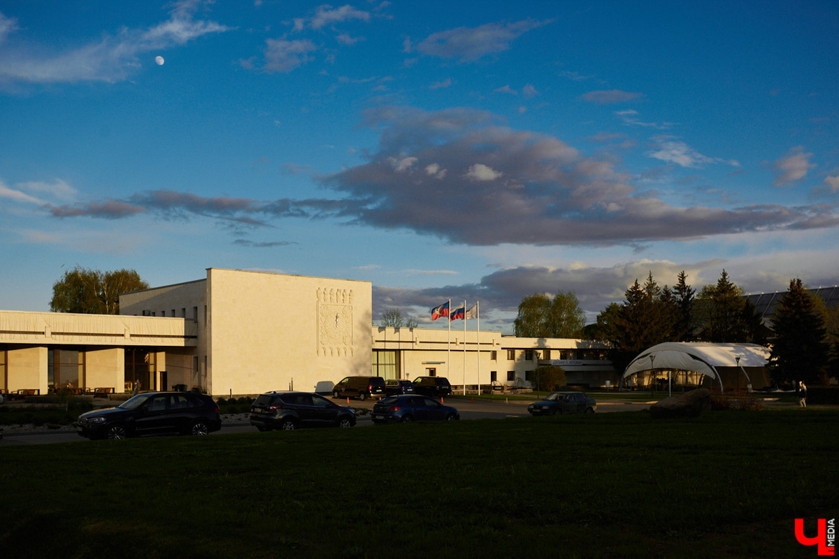 Владимирские власти настаивают на изменении цвета вентфасадов, использующихся в облицовке здания вокзала, чтобы они максимально были похожи на известняк. Градозащитницы убеждены – лучше оригинала быть не может ничего! А реконструкция должна быть на уровне не ниже суздальского ГТК. Рассказываем, почему.