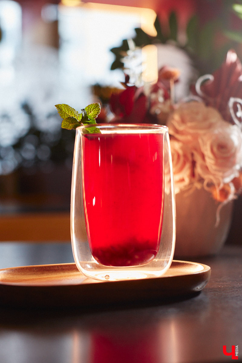 Лайфхак для продрогших на ветру сладкоежек и ценителей кофейных напитков: пятого декабря «Венская кофейня» презентует своё новое «морозное» меню. Пряности, натуральные соки, терпкие сочетания, впечатляющая подача с лепестками роз – новая линейка не только вкусна, но и умопомрачительно красива. «Ключ-Медиа» оценил несколько горячих «коктейлей», а теперь готов о них рассказать.