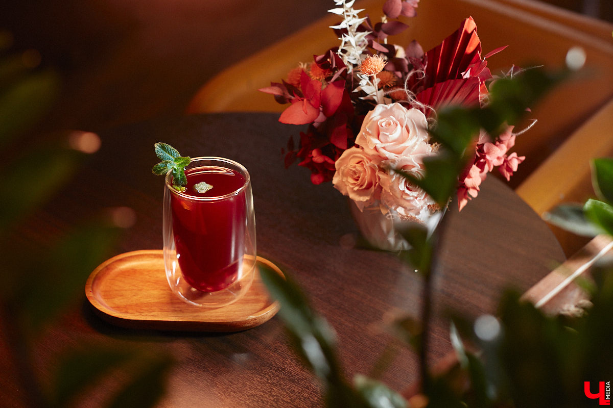 Лайфхак для продрогших на ветру сладкоежек и ценителей кофейных напитков: пятого декабря «Венская кофейня» презентует своё новое «морозное» меню. Пряности, натуральные соки, терпкие сочетания, впечатляющая подача с лепестками роз – новая линейка не только вкусна, но и умопомрачительно красива. «Ключ-Медиа» оценил несколько горячих «коктейлей», а теперь готов о них рассказать.