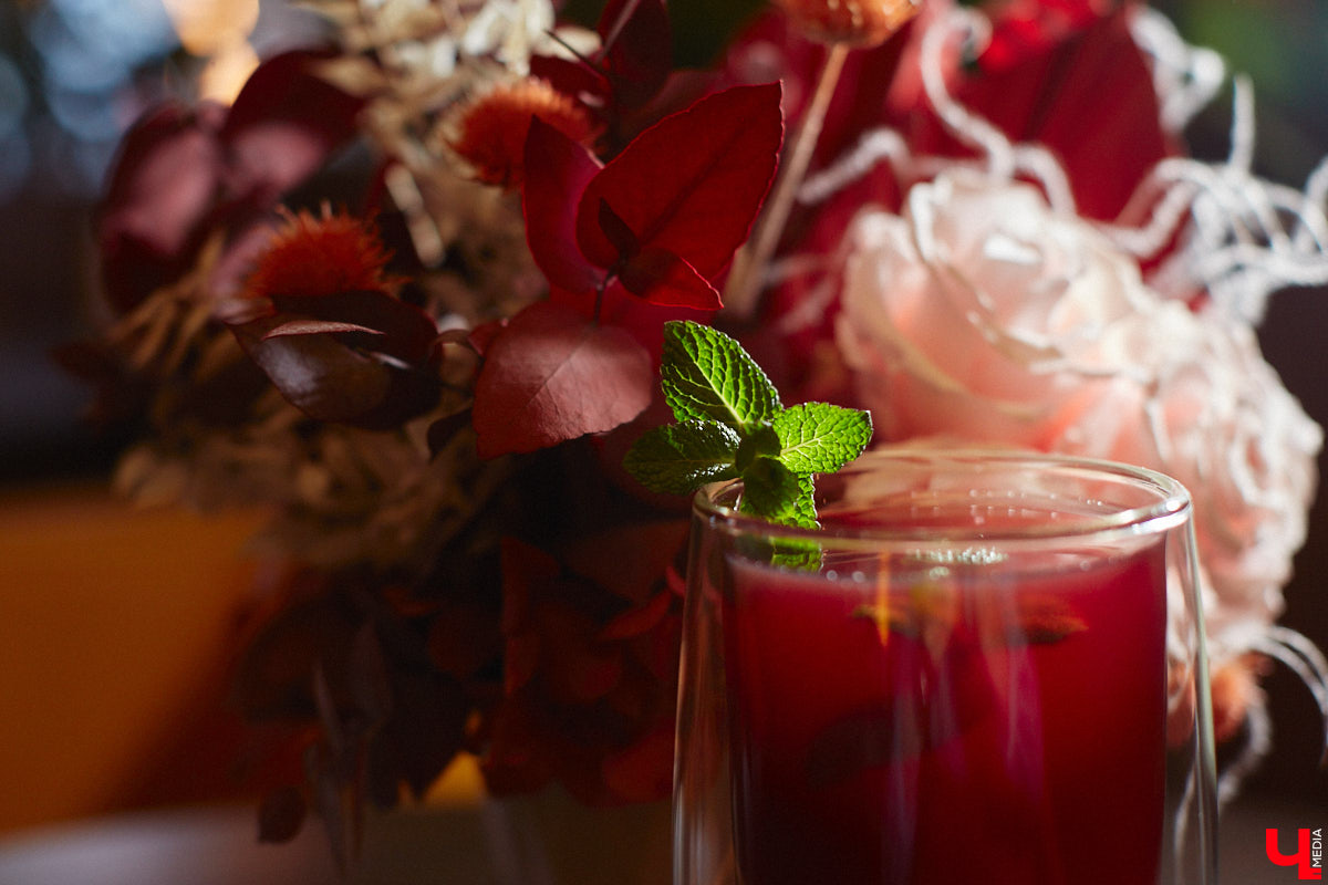 Лайфхак для продрогших на ветру сладкоежек и ценителей кофейных напитков: пятого декабря «Венская кофейня» презентует своё новое «морозное» меню. Пряности, натуральные соки, терпкие сочетания, впечатляющая подача с лепестками роз – новая линейка не только вкусна, но и умопомрачительно красива. «Ключ-Медиа» оценил несколько горячих «коктейлей», а теперь готов о них рассказать.