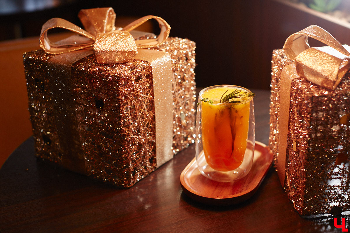 Лайфхак для продрогших на ветру сладкоежек и ценителей кофейных напитков: пятого декабря «Венская кофейня» презентует своё новое «морозное» меню. Пряности, натуральные соки, терпкие сочетания, впечатляющая подача с лепестками роз – новая линейка не только вкусна, но и умопомрачительно красива. «Ключ-Медиа» оценил несколько горячих «коктейлей», а теперь готов о них рассказать.