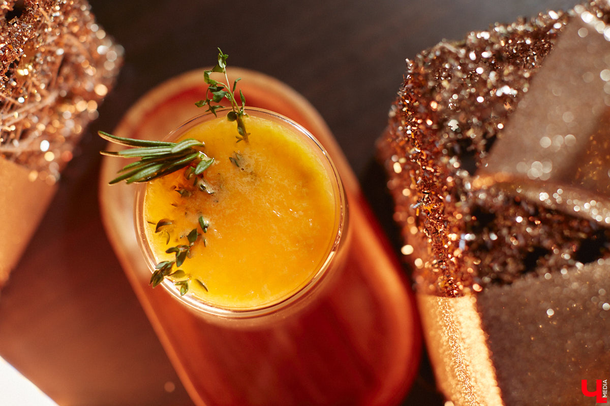 Лайфхак для продрогших на ветру сладкоежек и ценителей кофейных напитков: пятого декабря «Венская кофейня» презентует своё новое «морозное» меню. Пряности, натуральные соки, терпкие сочетания, впечатляющая подача с лепестками роз – новая линейка не только вкусна, но и умопомрачительно красива. «Ключ-Медиа» оценил несколько горячих «коктейлей», а теперь готов о них рассказать.