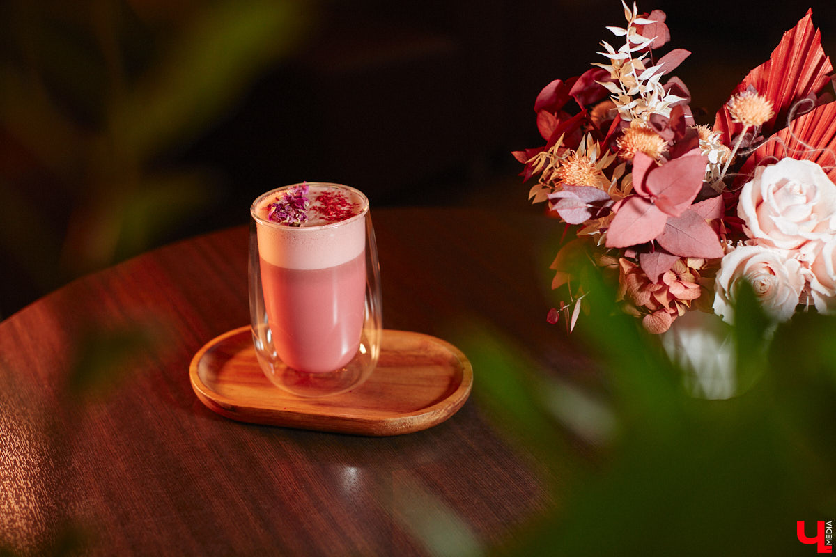 Лайфхак для продрогших на ветру сладкоежек и ценителей кофейных напитков: пятого декабря «Венская кофейня» презентует своё новое «морозное» меню. Пряности, натуральные соки, терпкие сочетания, впечатляющая подача с лепестками роз – новая линейка не только вкусна, но и умопомрачительно красива. «Ключ-Медиа» оценил несколько горячих «коктейлей», а теперь готов о них рассказать.