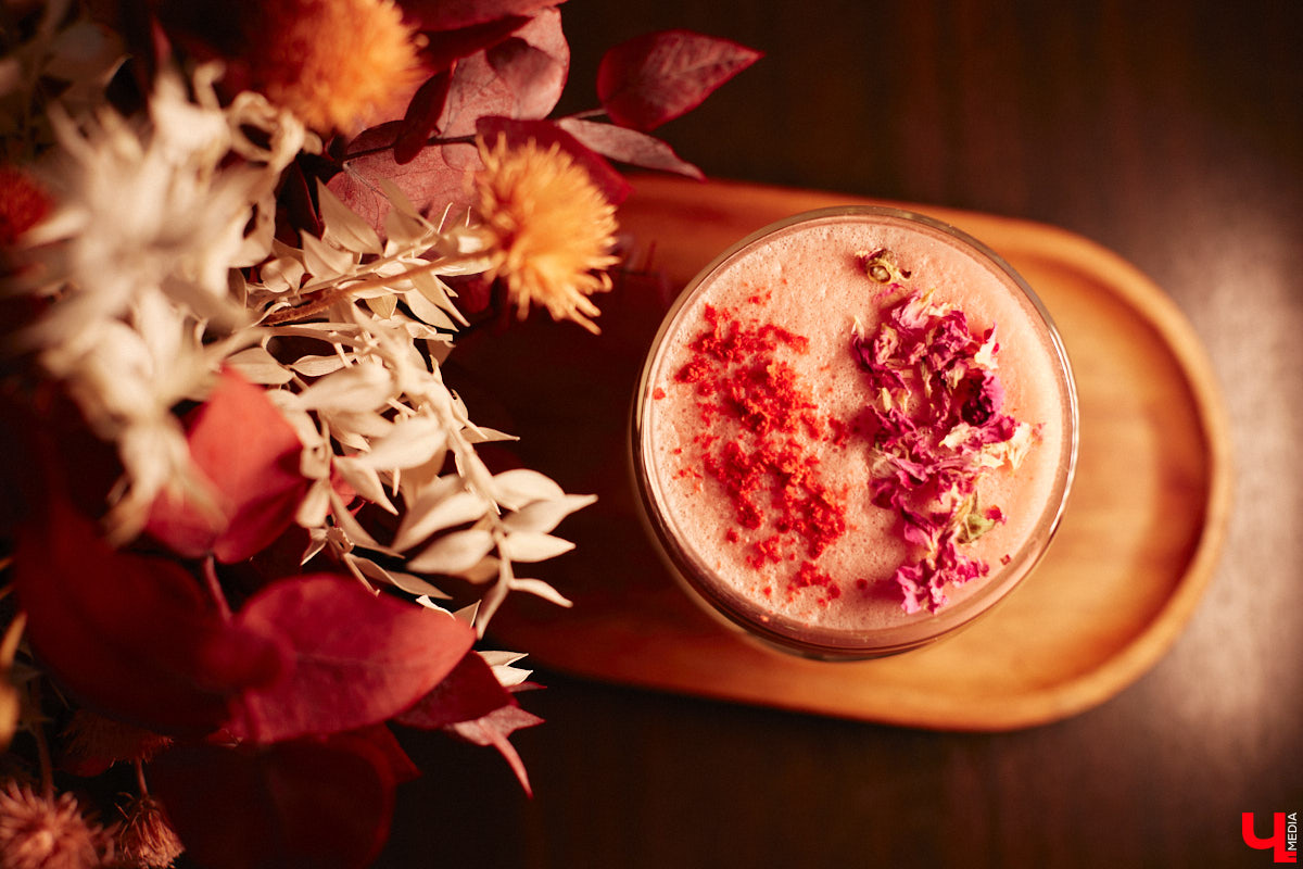 Лайфхак для продрогших на ветру сладкоежек и ценителей кофейных напитков: пятого декабря «Венская кофейня» презентует своё новое «морозное» меню. Пряности, натуральные соки, терпкие сочетания, впечатляющая подача с лепестками роз – новая линейка не только вкусна, но и умопомрачительно красива. «Ключ-Медиа» оценил несколько горячих «коктейлей», а теперь готов о них рассказать.