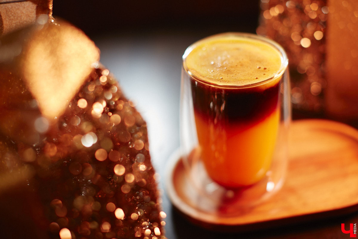 Лайфхак для продрогших на ветру сладкоежек и ценителей кофейных напитков: пятого декабря «Венская кофейня» презентует своё новое «морозное» меню. Пряности, натуральные соки, терпкие сочетания, впечатляющая подача с лепестками роз – новая линейка не только вкусна, но и умопомрачительно красива. «Ключ-Медиа» оценил несколько горячих «коктейлей», а теперь готов о них рассказать.