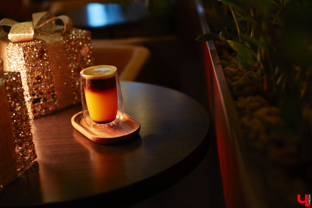 Лайфхак для продрогших на ветру сладкоежек и ценителей кофейных напитков: пятого декабря «Венская кофейня» презентует своё новое «морозное» меню. Пряности, натуральные соки, терпкие сочетания, впечатляющая подача с лепестками роз – новая линейка не только вкусна, но и умопомрачительно красива. «Ключ-Медиа» оценил несколько горячих «коктейлей», а теперь готов о них рассказать.