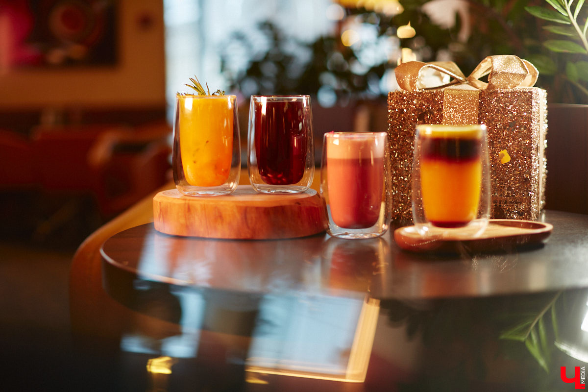 Лайфхак для продрогших на ветру сладкоежек и ценителей кофейных напитков: пятого декабря «Венская кофейня» презентует своё новое «морозное» меню. Пряности, натуральные соки, терпкие сочетания, впечатляющая подача с лепестками роз – новая линейка не только вкусна, но и умопомрачительно красива. «Ключ-Медиа» оценил несколько горячих «коктейлей», а теперь готов о них рассказать.