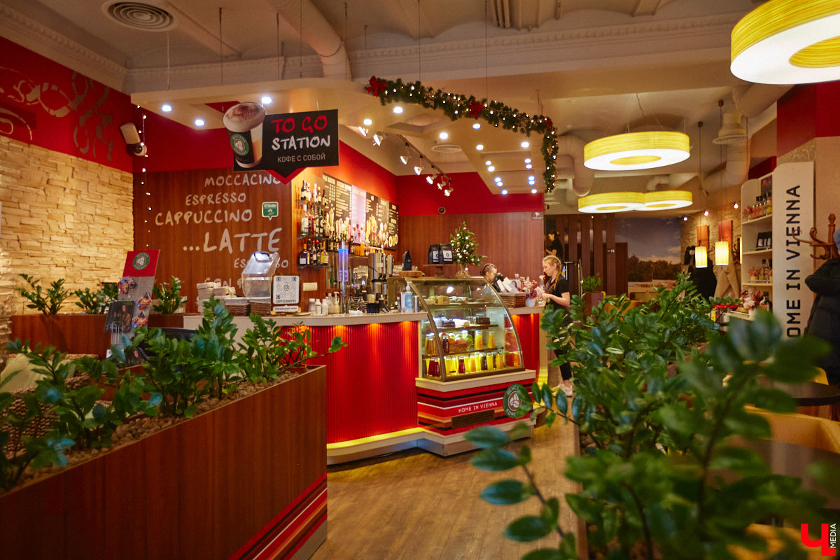 Лайфхак для продрогших на ветру сладкоежек и ценителей кофейных напитков: пятого декабря «Венская кофейня» презентует своё новое «морозное» меню. Пряности, натуральные соки, терпкие сочетания, впечатляющая подача с лепестками роз – новая линейка не только вкусна, но и умопомрачительно красива. «Ключ-Медиа» оценил несколько горячих «коктейлей», а теперь готов о них рассказать.