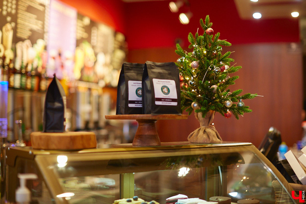 Лайфхак для продрогших на ветру сладкоежек и ценителей кофейных напитков: пятого декабря «Венская кофейня» презентует своё новое «морозное» меню. Пряности, натуральные соки, терпкие сочетания, впечатляющая подача с лепестками роз – новая линейка не только вкусна, но и умопомрачительно красива. «Ключ-Медиа» оценил несколько горячих «коктейлей», а теперь готов о них рассказать.