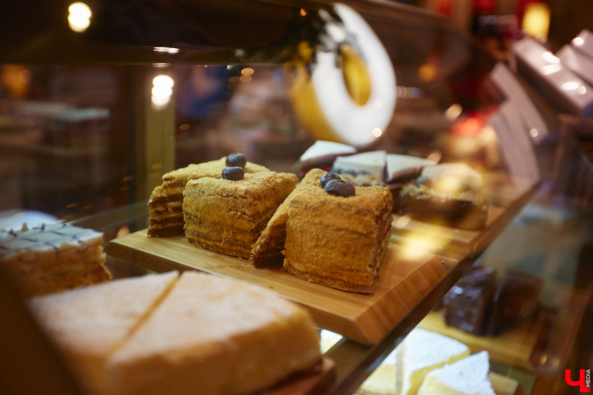 Лайфхак для продрогших на ветру сладкоежек и ценителей кофейных напитков: пятого декабря «Венская кофейня» презентует своё новое «морозное» меню. Пряности, натуральные соки, терпкие сочетания, впечатляющая подача с лепестками роз – новая линейка не только вкусна, но и умопомрачительно красива. «Ключ-Медиа» оценил несколько горячих «коктейлей», а теперь готов о них рассказать.