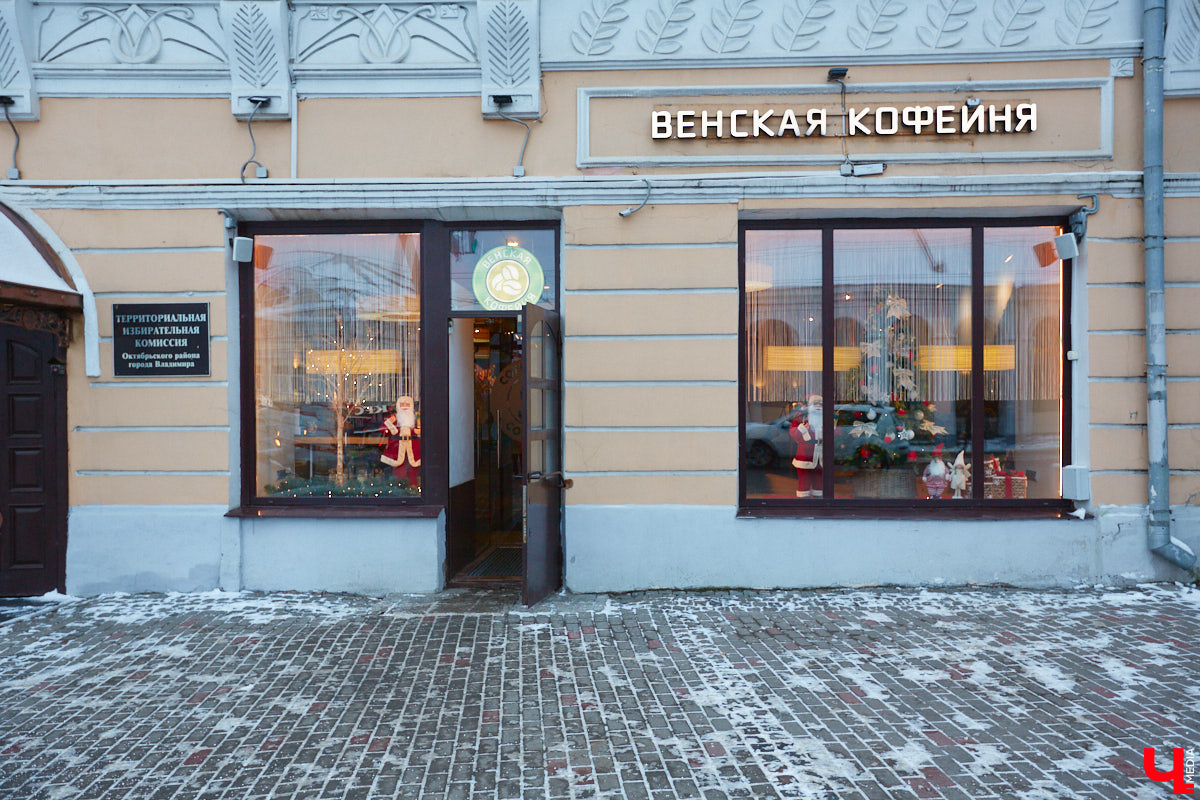 Лайфхак для продрогших на ветру сладкоежек и ценителей кофейных напитков: пятого декабря «Венская кофейня» презентует своё новое «морозное» меню. Пряности, натуральные соки, терпкие сочетания, впечатляющая подача с лепестками роз – новая линейка не только вкусна, но и умопомрачительно красива. «Ключ-Медиа» оценил несколько горячих «коктейлей», а теперь готов о них рассказать.