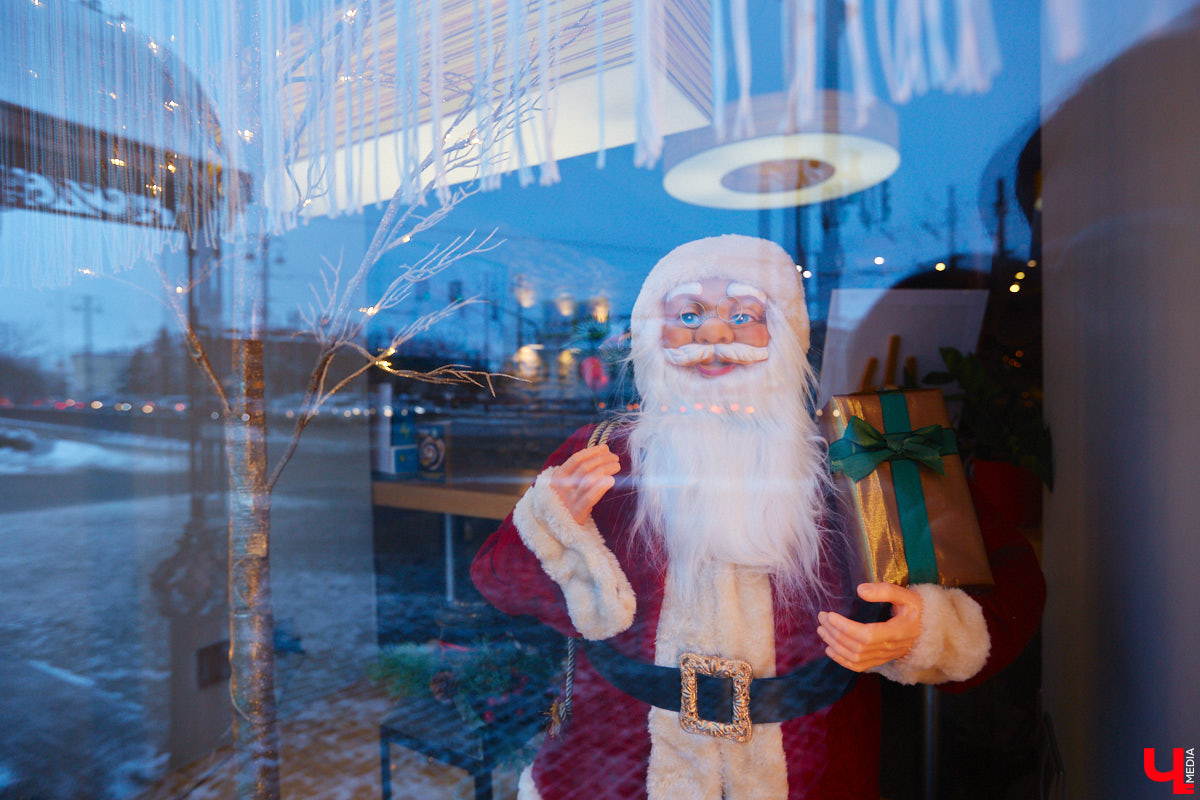 Лайфхак для продрогших на ветру сладкоежек и ценителей кофейных напитков: пятого декабря «Венская кофейня» презентует своё новое «морозное» меню. Пряности, натуральные соки, терпкие сочетания, впечатляющая подача с лепестками роз – новая линейка не только вкусна, но и умопомрачительно красива. «Ключ-Медиа» оценил несколько горячих «коктейлей», а теперь готов о них рассказать.