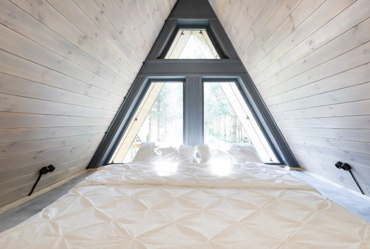 В конце ноября поисковый запрос «Снять дом на Новый год» традиционно на пике популярности. И если для шумных компаний сейчас не самое время, то камерный праздник в узком кругу – отличный вариант. Не хотите отмечать его в своей квартире, присмотритесь к недвижимости, которую можно арендовать в нашем регионе. «Ключ-Медиа» подобрал для вас пять маленьких, но необычных и уютных домиков.