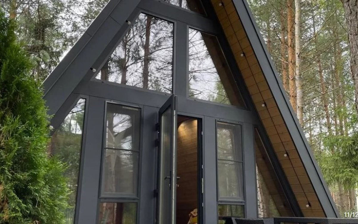 В конце ноября поисковый запрос «Снять дом на Новый год» традиционно на пике популярности. И если для шумных компаний сейчас не самое время, то камерный праздник в узком кругу – отличный вариант. Не хотите отмечать его в своей квартире, присмотритесь к недвижимости, которую можно арендовать в нашем регионе. «Ключ-Медиа» подобрал для вас пять маленьких, но необычных и уютных домиков.