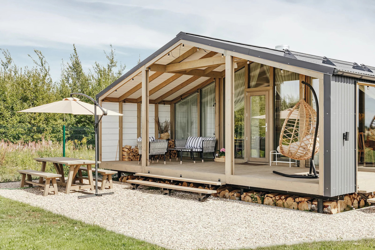 В конце ноября поисковый запрос «Снять дом на Новый год» традиционно на пике популярности. И если для шумных компаний сейчас не самое время, то камерный праздник в узком кругу – отличный вариант. Не хотите отмечать его в своей квартире, присмотритесь к недвижимости, которую можно арендовать в нашем регионе. «Ключ-Медиа» подобрал для вас пять маленьких, но необычных и уютных домиков.