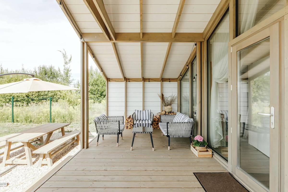 В конце ноября поисковый запрос «Снять дом на Новый год» традиционно на пике популярности. И если для шумных компаний сейчас не самое время, то камерный праздник в узком кругу – отличный вариант. Не хотите отмечать его в своей квартире, присмотритесь к недвижимости, которую можно арендовать в нашем регионе. «Ключ-Медиа» подобрал для вас пять маленьких, но необычных и уютных домиков.