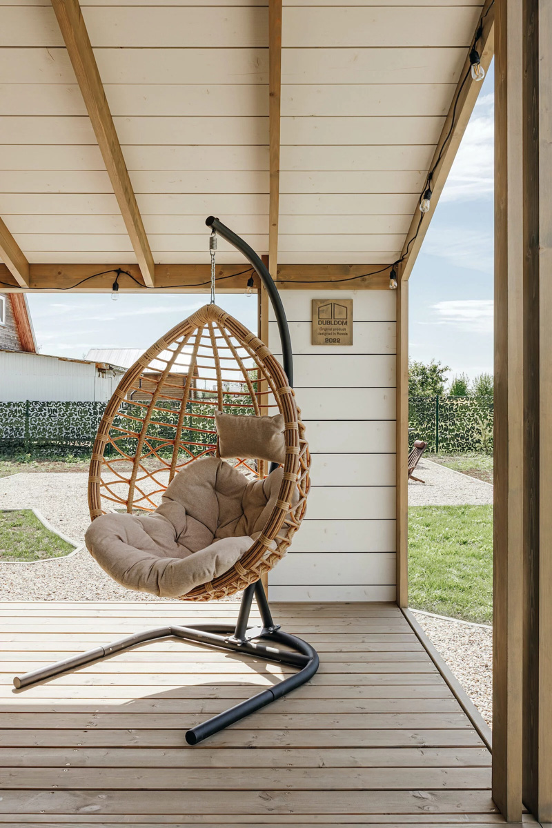 В конце ноября поисковый запрос «Снять дом на Новый год» традиционно на пике популярности. И если для шумных компаний сейчас не самое время, то камерный праздник в узком кругу – отличный вариант. Не хотите отмечать его в своей квартире, присмотритесь к недвижимости, которую можно арендовать в нашем регионе. «Ключ-Медиа» подобрал для вас пять маленьких, но необычных и уютных домиков.