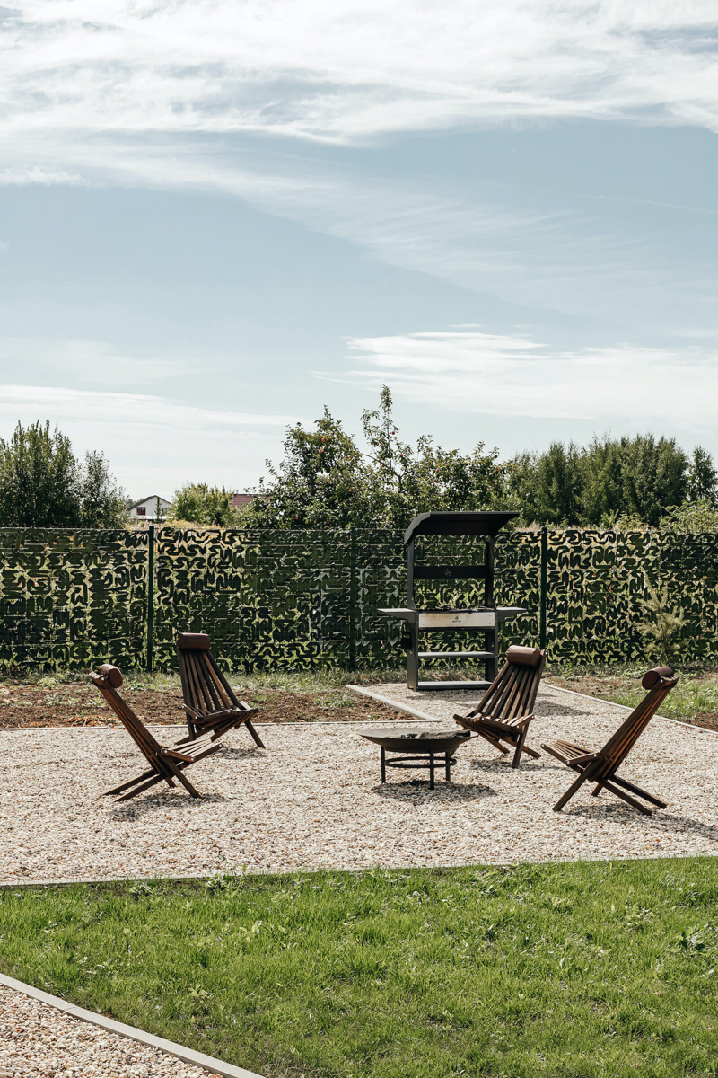 В конце ноября поисковый запрос «Снять дом на Новый год» традиционно на пике популярности. И если для шумных компаний сейчас не самое время, то камерный праздник в узком кругу – отличный вариант. Не хотите отмечать его в своей квартире, присмотритесь к недвижимости, которую можно арендовать в нашем регионе. «Ключ-Медиа» подобрал для вас пять маленьких, но необычных и уютных домиков.